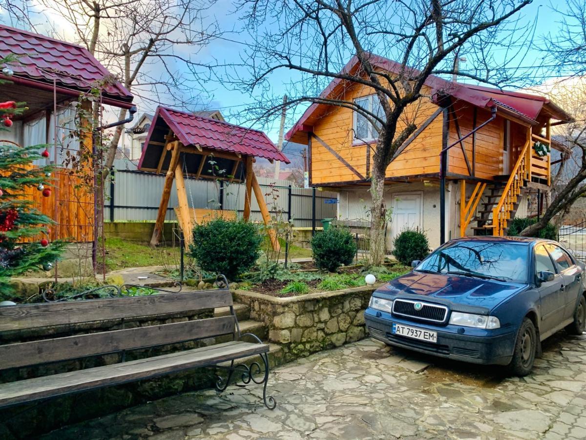 за горбами